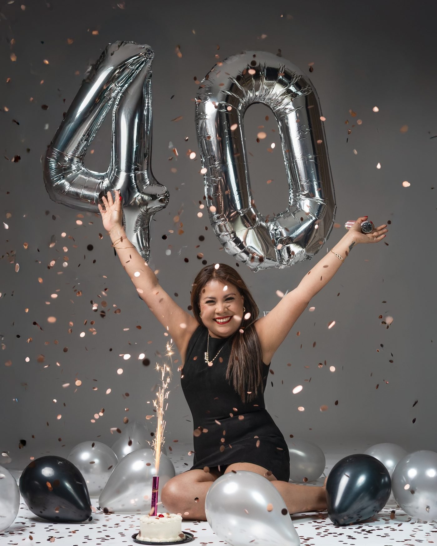 Festejo de 40 años con globos plateados y confeti