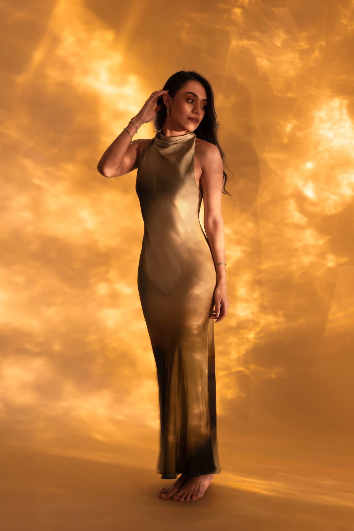 Vestido dorado en sesión editorial de cumpleaños