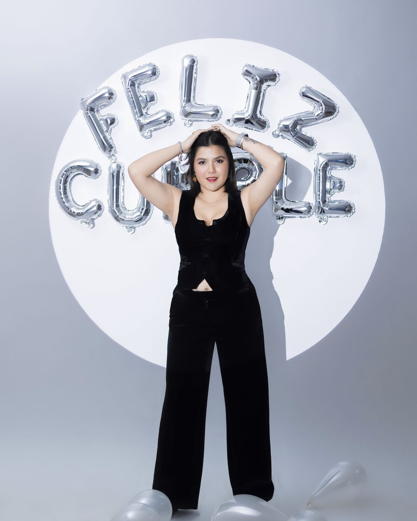 Globos de feliz cumpleaños en plata