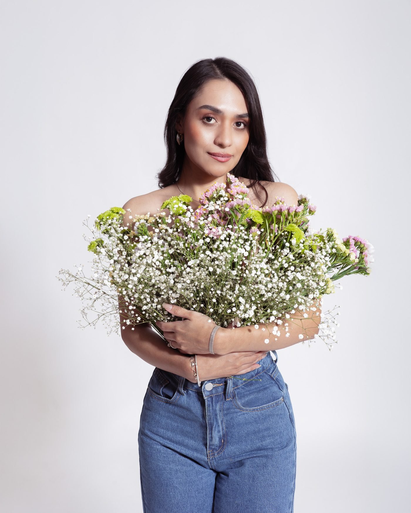 Sesión casual con ramo de flores