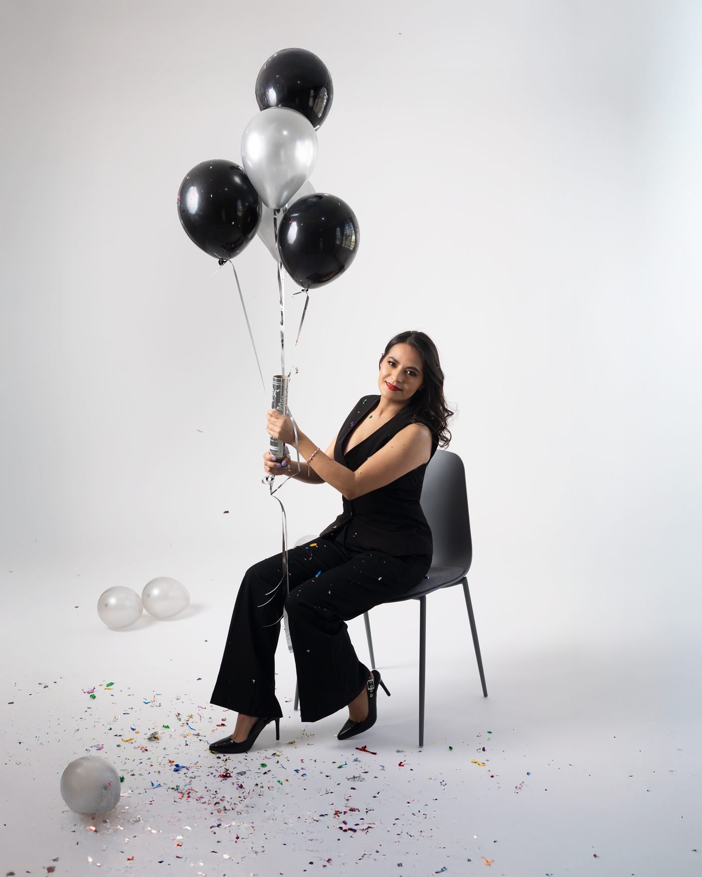 Sesión con globos blancos y negros
