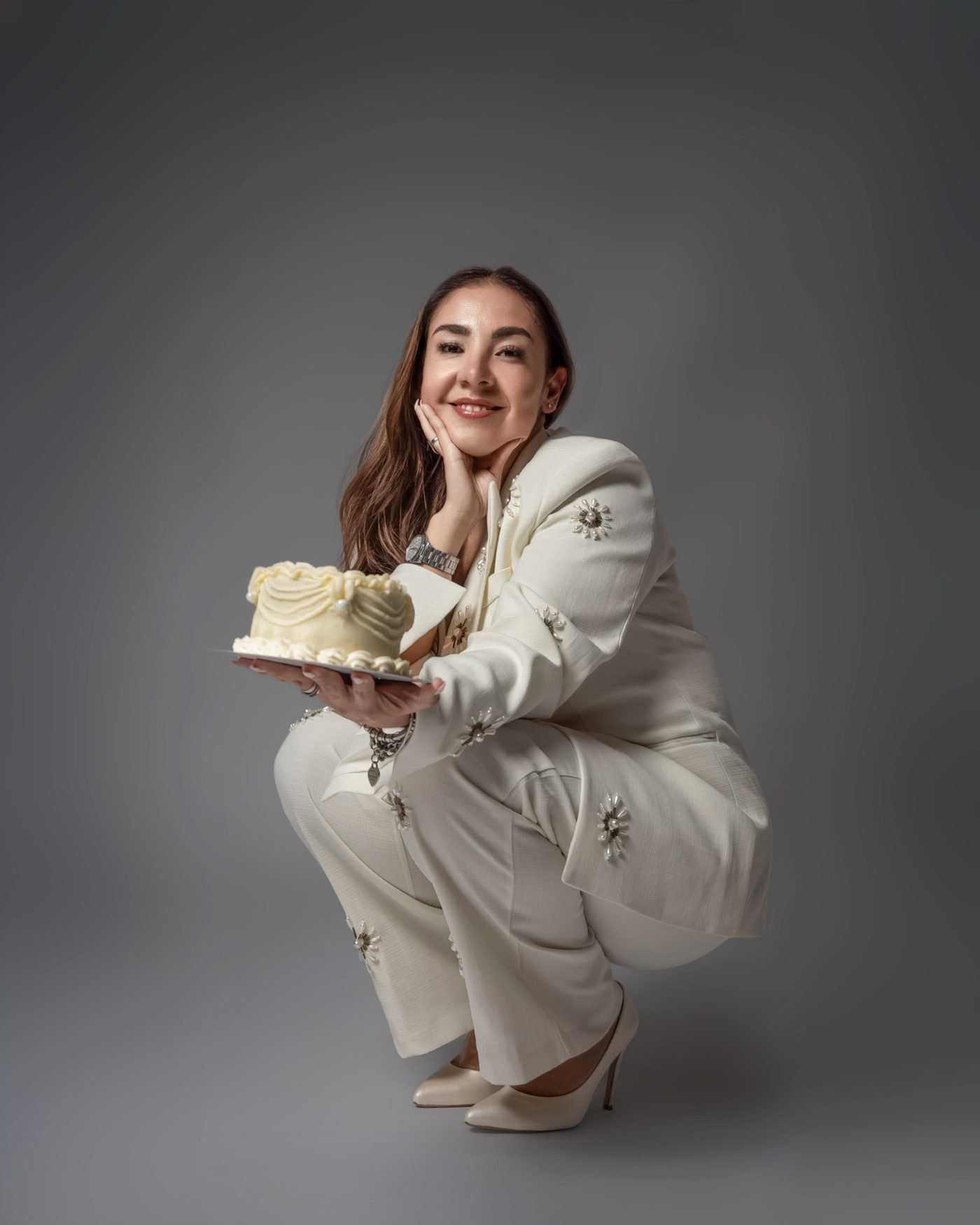 Retrato de cumpleaños con pastel y traje crema